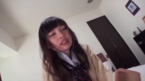 少女は制服を着ており、男性に性的暴行を受け、挿入された後、射精された