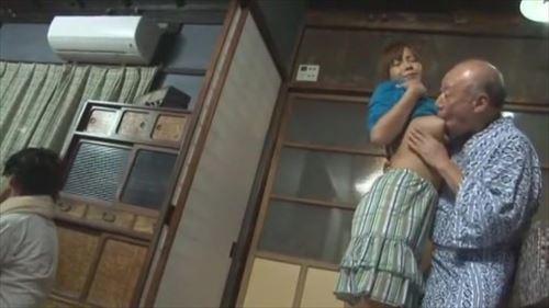 愛人との逢瀬で、主婦の心は燃え上がり、欲望に満たされた.