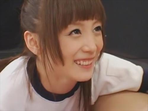 花柄の服を着た人気の美女が、普通の男のチンコを丁寧に舐める。