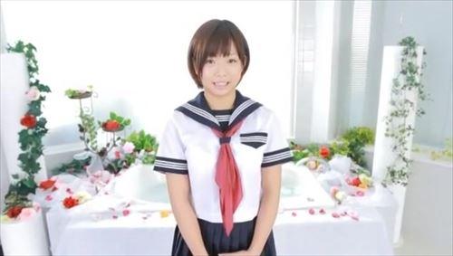 美少女が風俗店でスケベ的な講習を受け、恥ずかしそうにフェラをしている