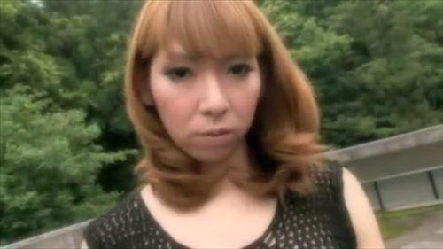 お姉さんが野外で乱暴にフェラチオし、激しい性交