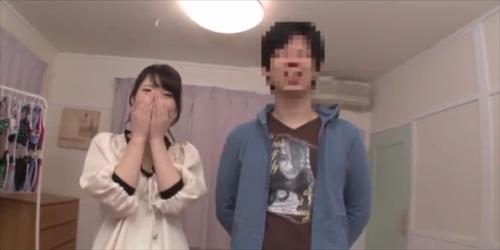 上で腰をくねらせるけんしょうをめゆびししゃしゅつをてつだいう。