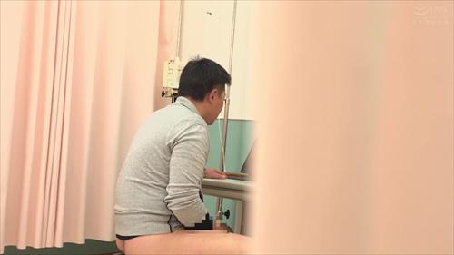 看護士が刺激して、精液を取る。