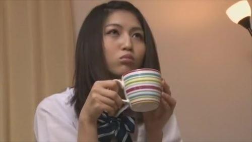 彼女は彼を無視して、欲望のままに身を任せた
