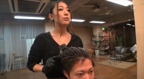 そこで濃厚な接吻を交わし、おっぱいも揉ませてもらった。