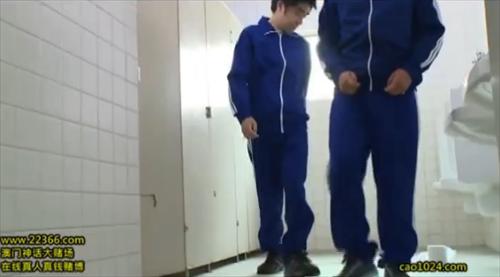 目撃した健康室の指導者。寛大に支援する振りをして逆レプ。