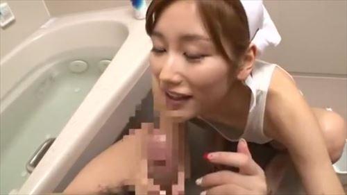 セクシーな家政婦が、お風呂で男を誘惑し、フェラチオで貪欲に接吻