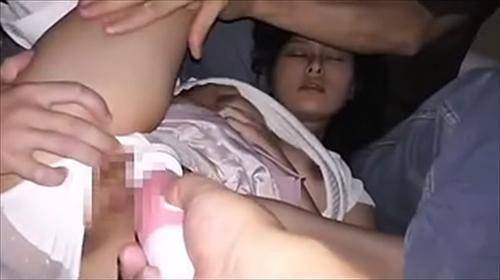 居酒屋で酔いつぶれ、美女が拉致され、淫らなオッサンに襲われ、昏睡暴行。