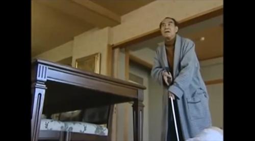 家政婦眼鏡家政婦を薬物で睡魔に襲われるさせる。