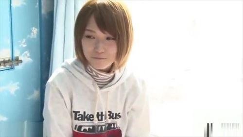 学生がイケメンとルームシェアしながら、密着して楽しんでいる