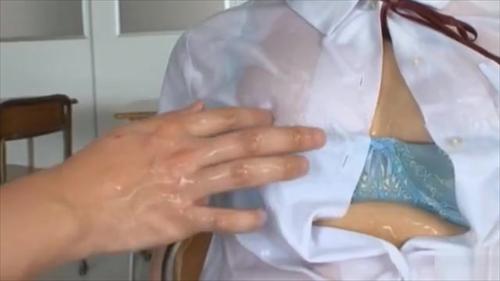 教室内で男子の秘部を女子がシコシコと奮起させ、精液を抜き取る