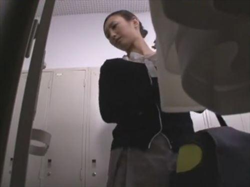 上原さんのご家庭で、病気の男性を対象とした指先による性的なケアを詳細に披露