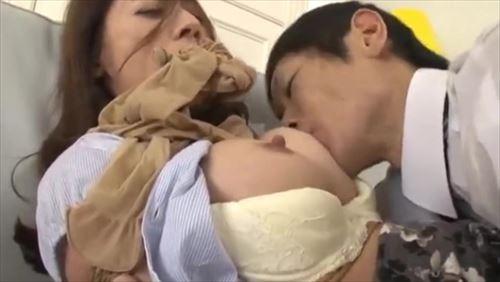 拘束された彼女は目が覚め、山下がタバコを手に差し出した。