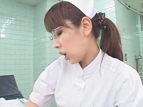 美しい水着姿で誘惑され、性的ないたずらや辱めを受ける