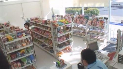 コンビニでアダルト雑誌を見ていたら、店員が裏に現れて性的接触を迫った。