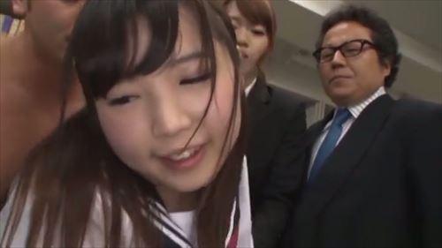「女の子が先生に愛を込めて、体を許した」