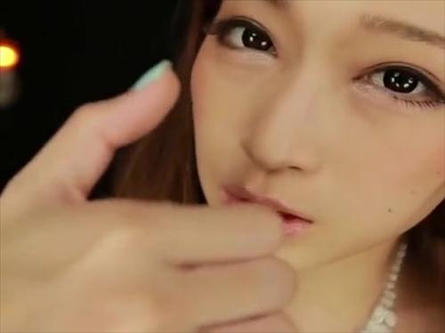 美しい容貌、クレアの肉体と魅惑的な眼力で男性を虜にする。