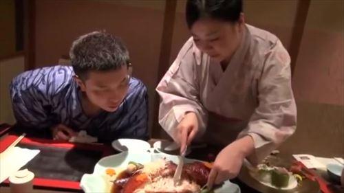 熟した肉体が温泉街に漂う。誘惑に満ちた叔母と、まだ純潔な甥