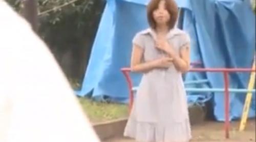 煽動が欲しい既婚女性がブルーシートの上で公開...いきなり引きずり込まれ4本のチンコでボロボロに犯される!