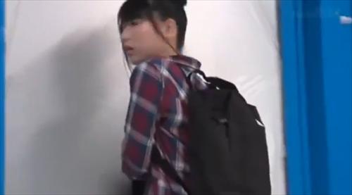淫らなデカい男が可愛い大学生に接触。
