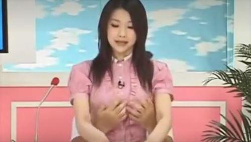 欲に囚われた愛らしい美しい姿子宮内部内部を侵す。