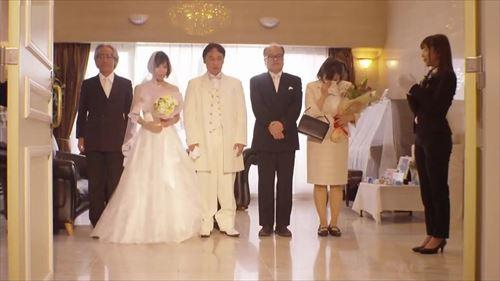 清楚な外見とは裏腹に、男を貪欲に求める。誘惑の瞳で彼を誘い、その反応を楽しんでいる。