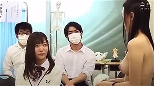 診断台の上で肛門を開き四つん這いにさせる医者、インナーウェアを脱いでもらう。