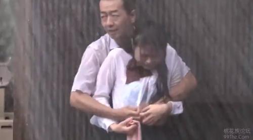 美少女を雨の中後ろ側で強制性交お手洗いに連れ込む