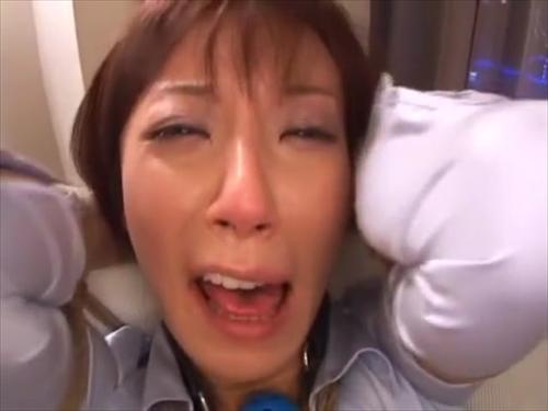 巨大な入間に抵抗せず、涙を流して昇天する歪曲教師。