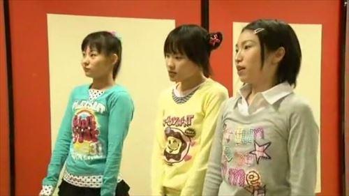 小柄な少女が父親と一緒の入浴で、男湯の客に超エッチ的サービスを提供する。