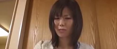 既婚女性が債務返済のために口で支払い。
