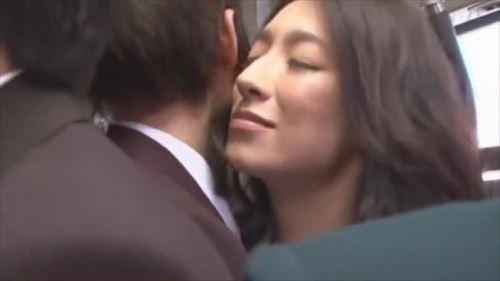美貌の女性が大胆に誘惑し、性的欲求を満たそうと男性を惑わせる