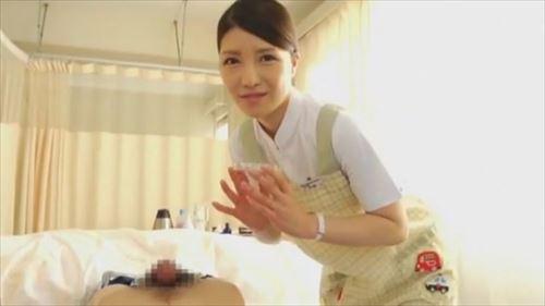 看護師の指使いで興奮し、射精へと導かれそうになる