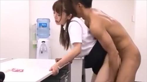 残業中、一人SEXしてた同僚とパコパコ肉棒を夢中になってしゃぶってくるどすけべ美脚オンナ、痴女オフィスで。