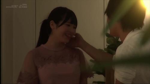 女の子が恥じらいを感じる可愛い瞬間、大きな乳房が恥ずかしい。