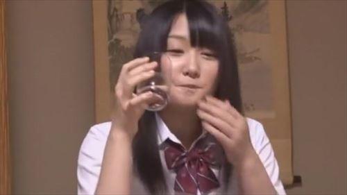 ネットで買った媚薬を、幼馴染の男子に届け先を頼み、その場で飲んだ。