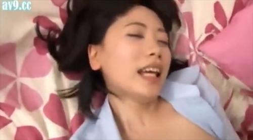 女性たちは脅かされ、圧迫される中で、泣きながらも、奴隷のように性的虐待を受けています。