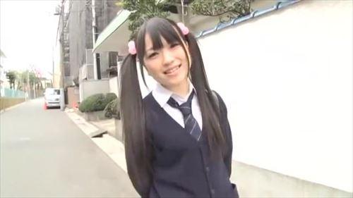 美少女たちを相手にしているリオナ、興奮を抑えきれない。まだ純真な少女たちを前に、エッチなサービスを施す
