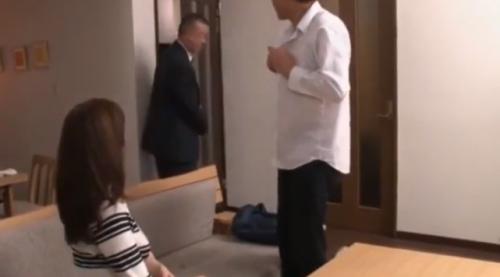 生挿入乳頭舐めおしゃぶりに尻後ろ側で激ピストン。