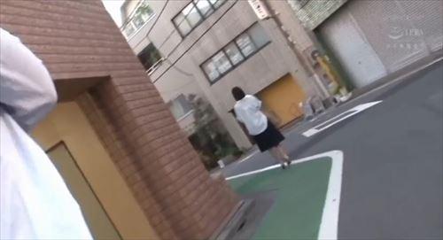 リムーヴァーに乗せられ、夫や部下たちの前で何度もイカされ......深酒して潰れる