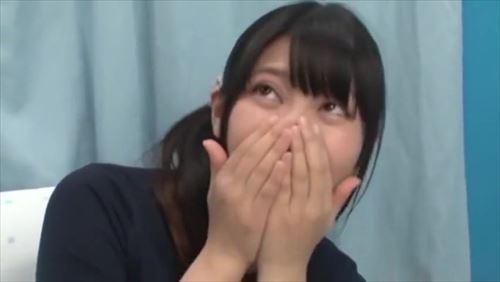性的に興奮した状態から抜け出し、素朴な服を身につけた
