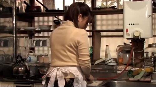 出張中の子息を裏切り、妻を薬で眠らせて侵す獣性夫の父。マラをねじ込む