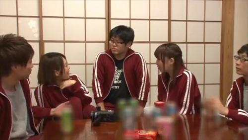 無防備な生徒に襲われた仲良しグループの女子生徒が、つい本気になる。