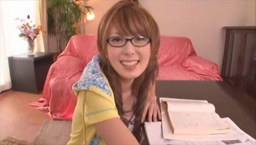 波多野の出演作品に含まれる、教師がローターや器具で自慰行為をしながら生徒を誘惑するシーン