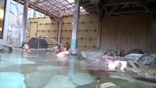 露天スパで男女混浴、情熱溢れるハート、エロティックな欲望。