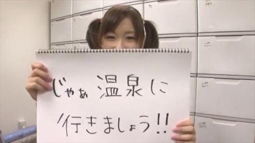 少女が車内で男に性的奉仕をし、潮を吹かしていた。