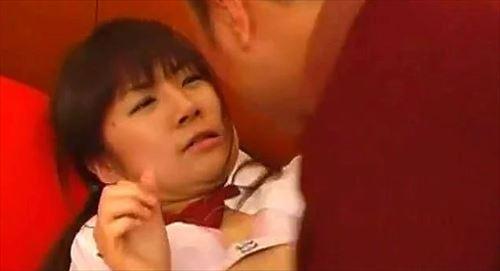 秘密でチャットをする娘を懲らしめる夫の父...恋人の裸体に欲望する！