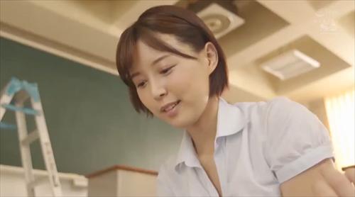 誇るのデカ尻後ろ側誘惑桃色のおしり突き出す。