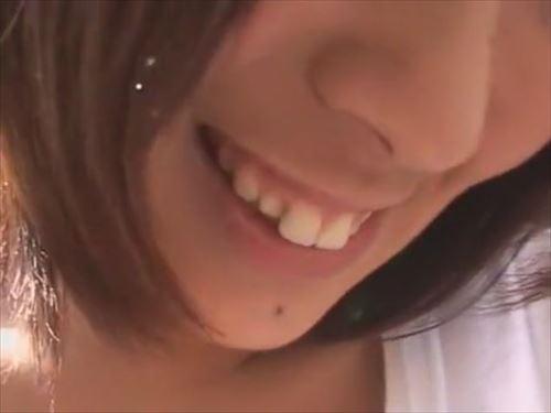 美しい女性が車内でフェラチオをし、激しい動きで絶頂を迎えます。