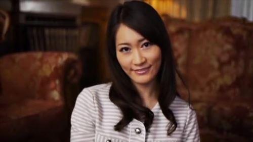 美人の妻は上司の脅迫に屈し、酔った夫の横で超エッチ的行為に及ぶ。